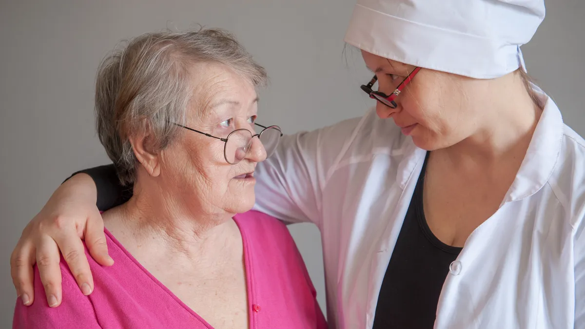 Cuidados en casa para personas con Alzheimer: guía para familias